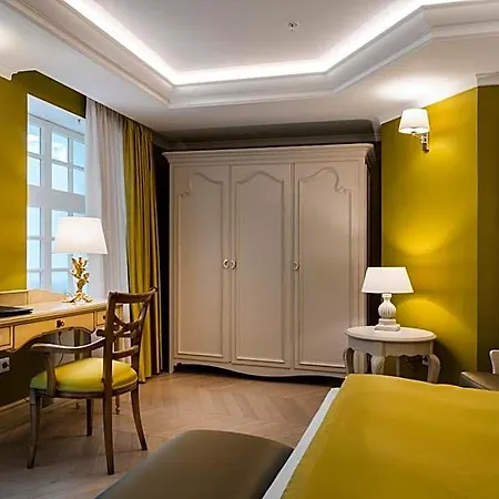 ルレ レ シュヴァリエ ホテル 4*